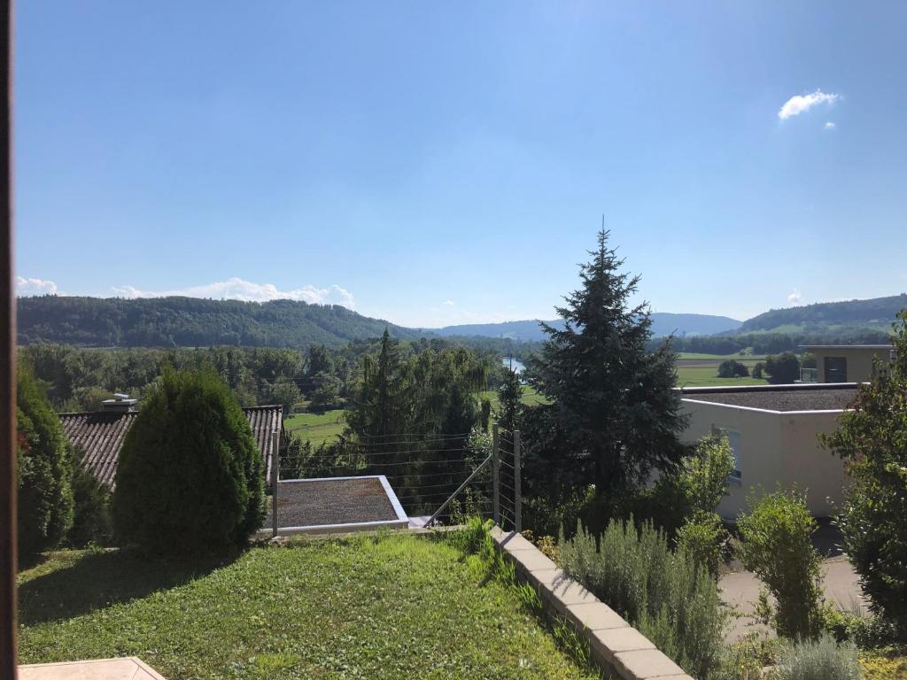 uitzicht op een tuin met bergen op de achtergrond bij Gästezimmer Erlinsbach bei Aarau, zwischen Aare und Jura in Niedererlinsbach