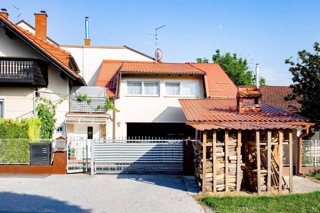 uma casa com um portão em frente em Apartman Anita em Varaždin