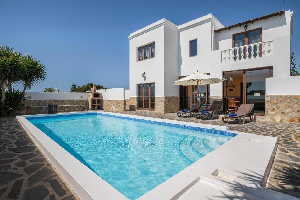 Hồ bơi trong/gần Villa María