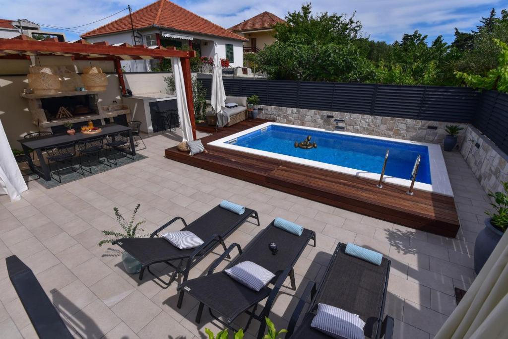 Bazén v ubytovaní Villa Teuta ZadarVillas alebo v jeho blízkosti