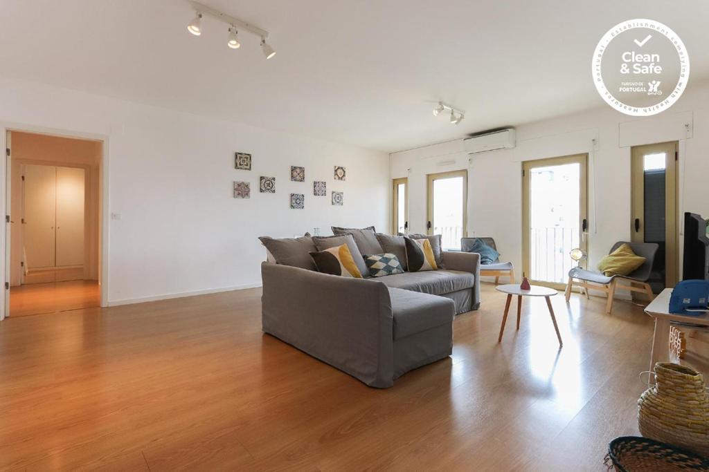 sala de estar con sofá y mesa en Modern & Bright Avenidas Novas by Homing, en Lisboa