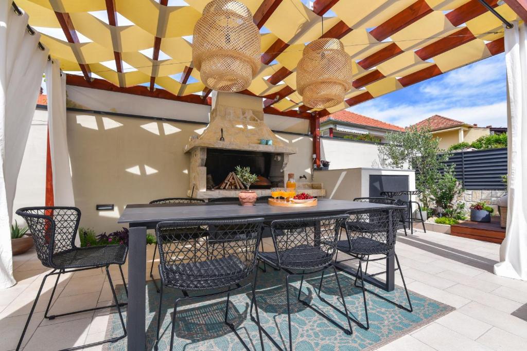 Patio alebo iná vonkajšia časť ubytovania Villa Teuta ZadarVillas