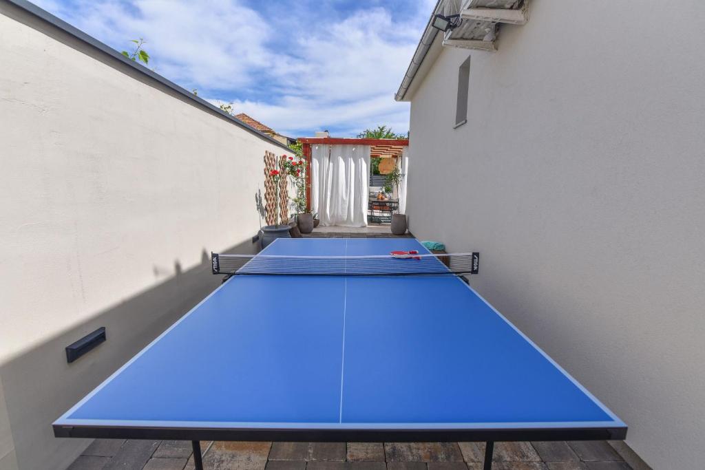 Stolný tenis v ubytovaní Villa Teuta ZadarVillas alebo v jeho okolí