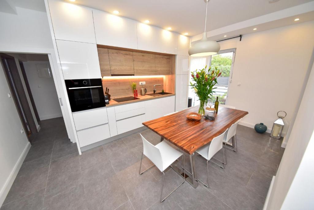 Kuchyňa alebo kuchynka v ubytovaní Villa Teuta ZadarVillas
