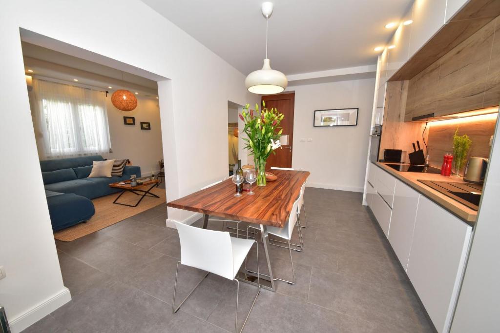 Kuchyňa alebo kuchynka v ubytovaní Villa Teuta ZadarVillas