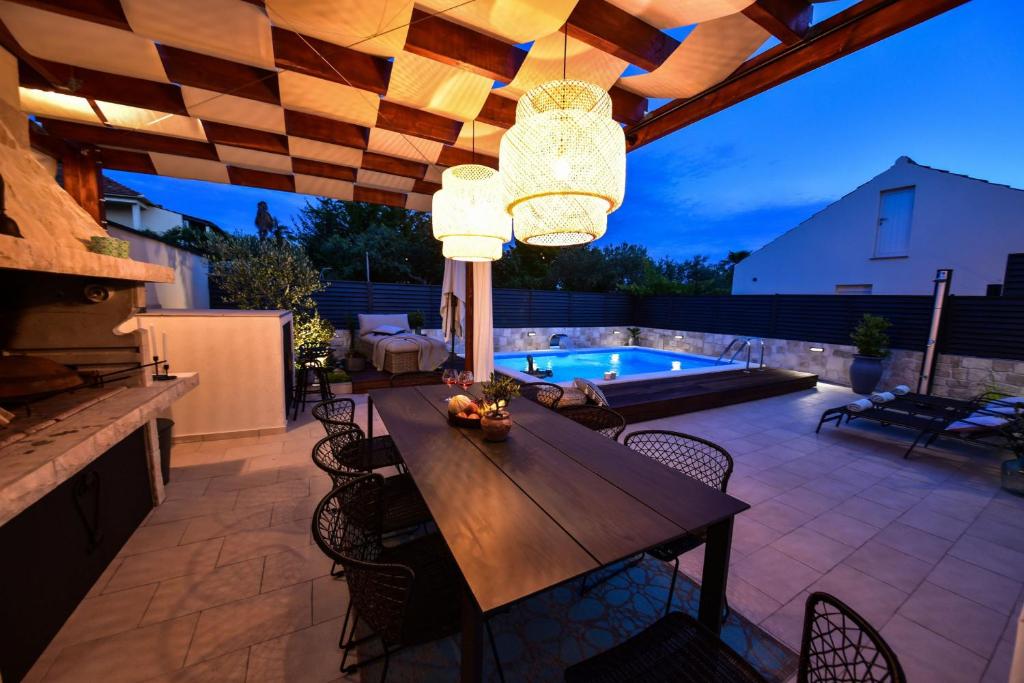 Bazén v ubytovaní Villa Teuta ZadarVillas alebo v jeho blízkosti