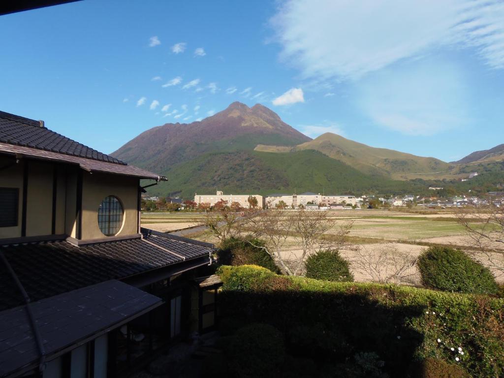 Vista generica sulle montagne o vista sulle montagne dall'interno del ryokan