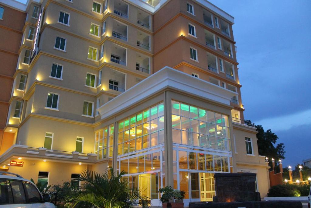 un grande edificio con molte finestre di Panorama Portico Hotel, Juba a Giuba