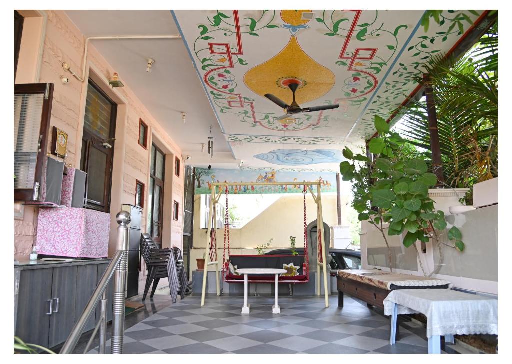een kamer met een pooltafel en een plafond bij Sohana's Homestays - Work Friendly Apartment near Jaipur International Airport in Jaipur