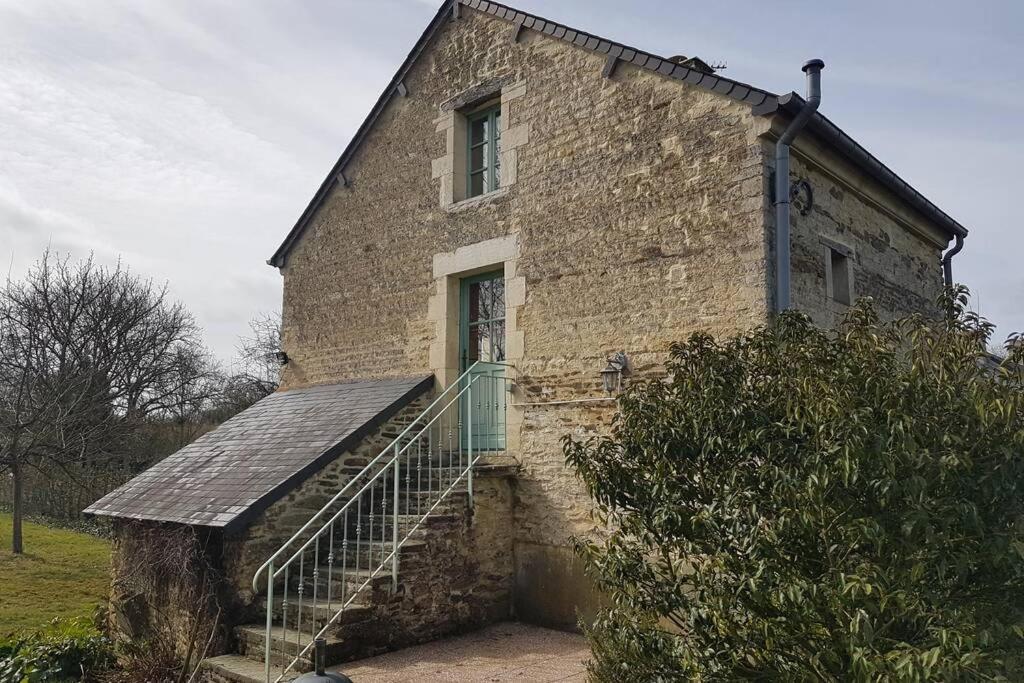 ein altes Backsteingebäude mit einer Treppe, die zu einer Tür führt in der Unterkunft Séjour à la campagne in Placy