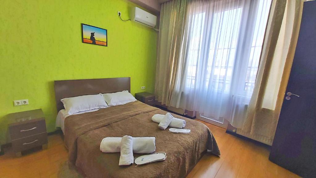 Postel nebo postele na pokoji v ubytování Gamarjoba Hotel