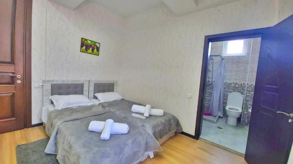 Postel nebo postele na pokoji v ubytování Gamarjoba Hotel