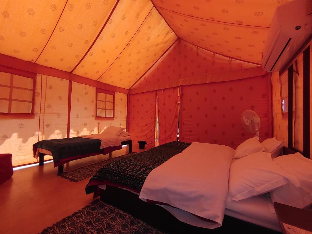 Postel nebo postele na pokoji v ubytování Shivir Aranya - Wilderness Resort