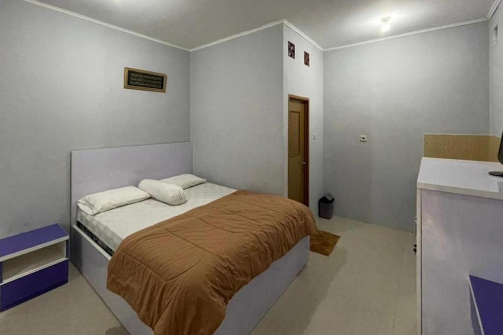 茂物的住宿－Villa Syariah Citeko Mitra RedDoorz，卧室配有一张床