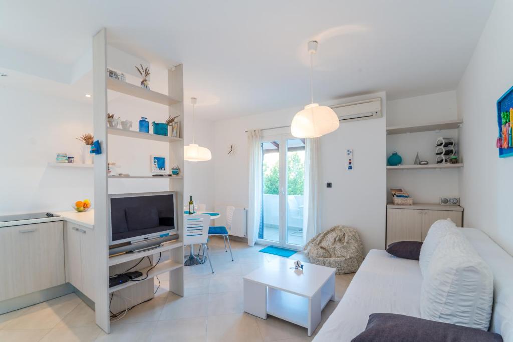 ein Wohnzimmer mit einem Sofa und einem Tisch in der Unterkunft Apartments Keran in Sukošan