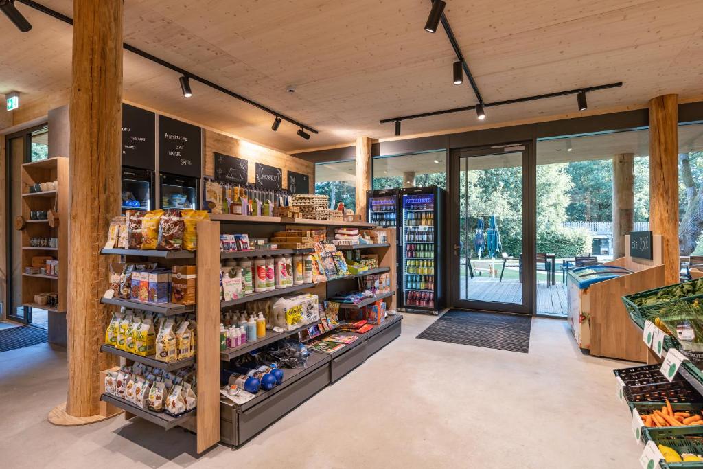 Supermarket nebo jiné obchody v  hotelu nebo okolí
