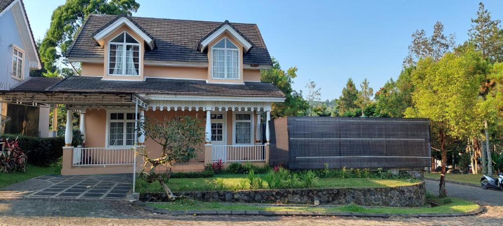 a house with a garden in front of it at Vila Dalia Puncak Nb4-01 in Cikundul