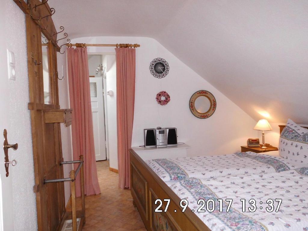 a bedroom with a bed in a room at Familienferienwohnung im Haus Ludwig in Masserberg