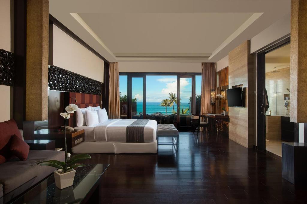 Postel nebo postele na pokoji v ubytování The Seminyak Beach Resort & Spa