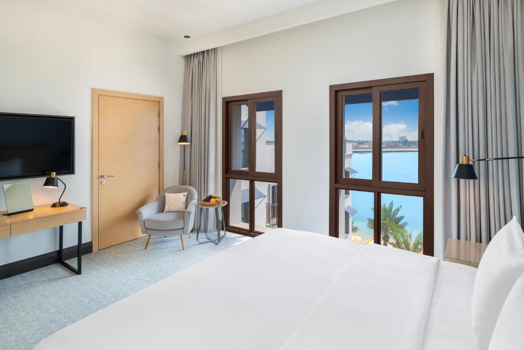 Postel nebo postele na pokoji v ubytování Vida Beach Resort Umm Al Quwain