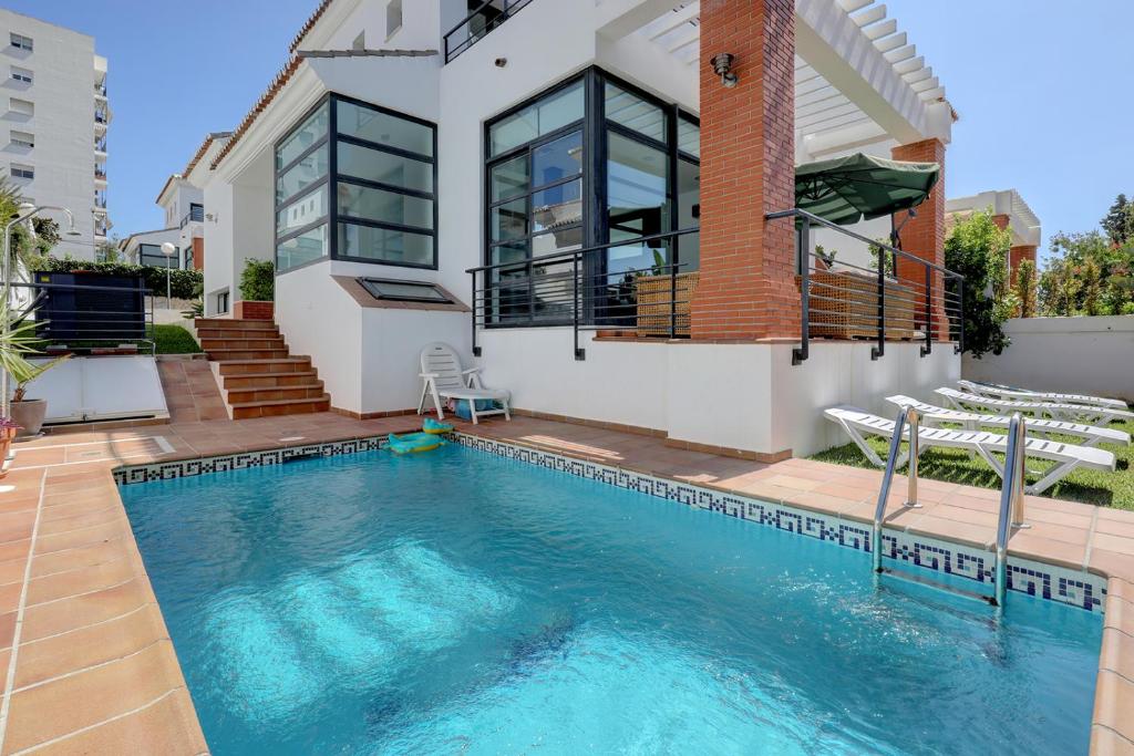 Bazén v ubytování Villa in Puerto Marina with private pool nebo v jeho okolí