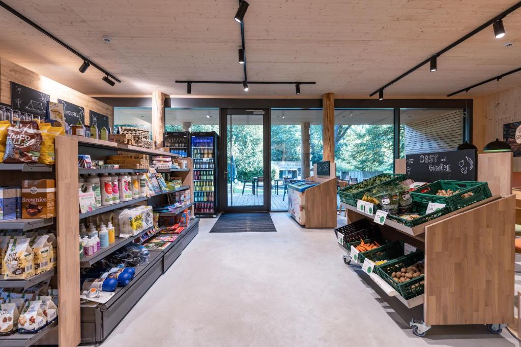 Supermarket nebo jiné obchody v  hotelu nebo okolí