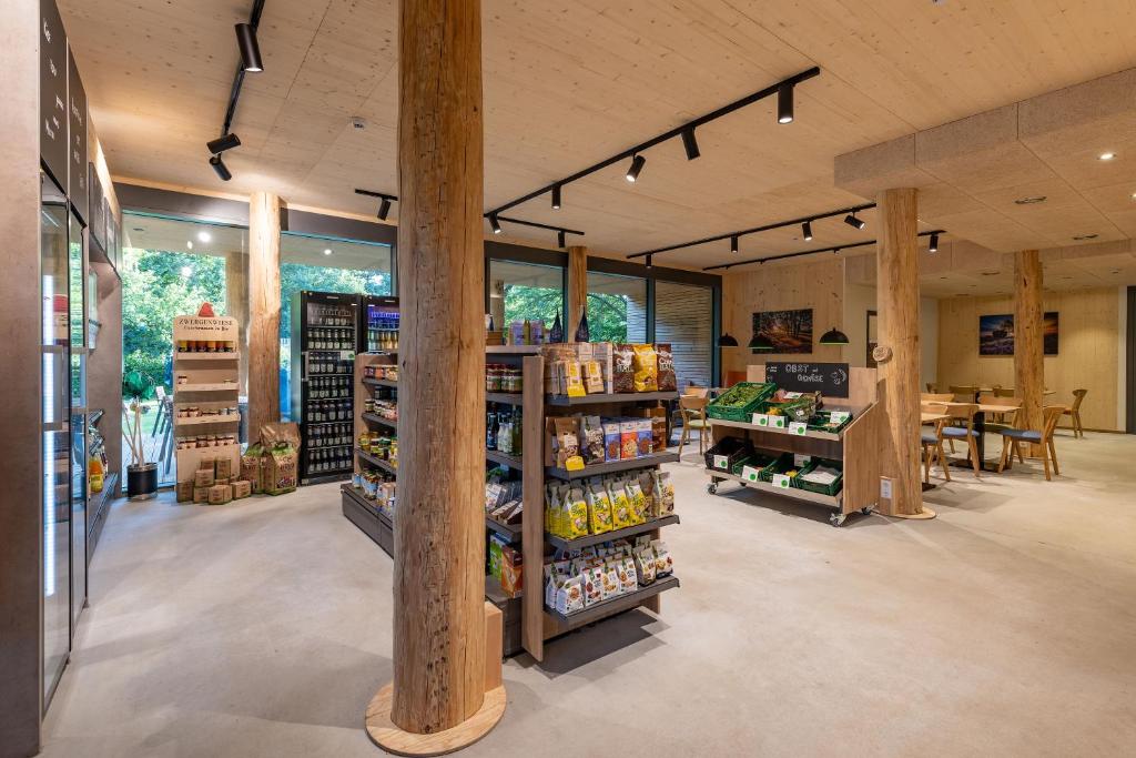 Supermarket nebo jiné obchody v  hotelu nebo okolí