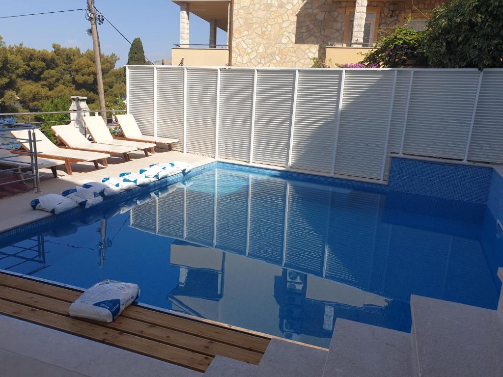Bazén v ubytovaní Apartments Mastelić alebo v jeho blízkosti