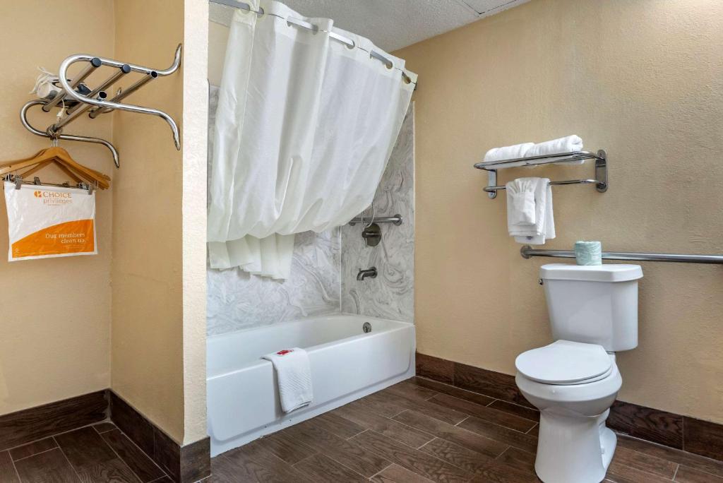 Econo Lodge - King Room - Accessible / Non Fumeurs