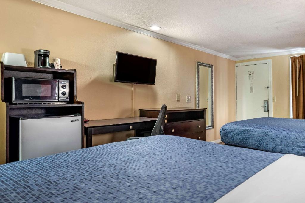 Econo Lodge - Standard Double Room With Two Double Beds- Smoking