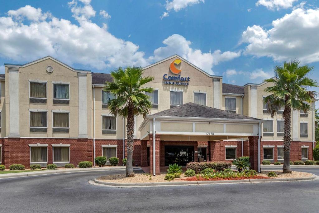 een weergave van de voorkant van een hotel met palmbomen bij Comfort Inn & Suites Statesboro - University Area in Statesboro