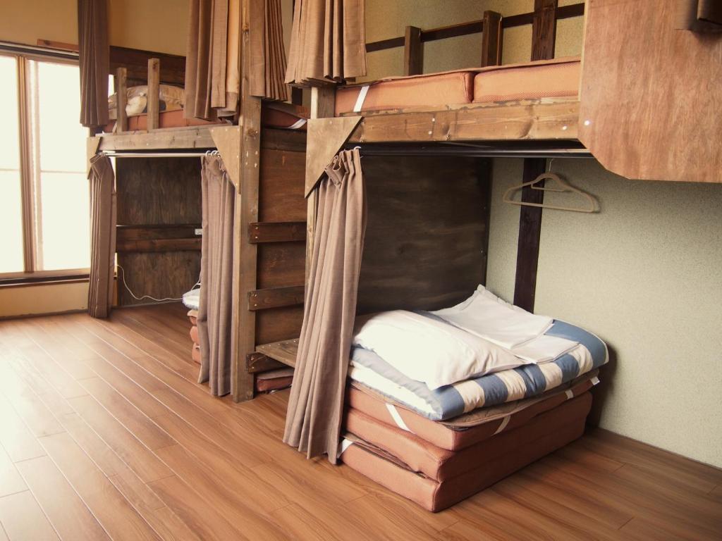 Двох'ярусне ліжко або двоярусні ліжка в номері Matsue Guesthouse