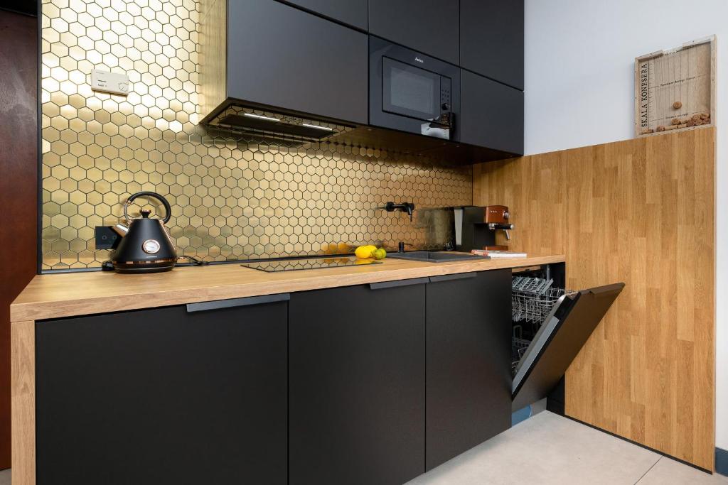 Kuchyňa alebo kuchynka v ubytovaní Etna Apartments Kołobrzeg by Noclegi Renters