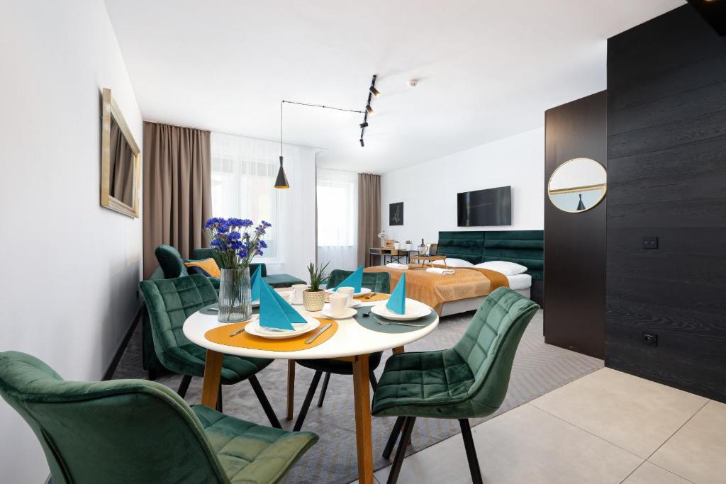 Televízia a/alebo spoločenská miestnosť v ubytovaní Etna Apartments Kołobrzeg by Noclegi Renters