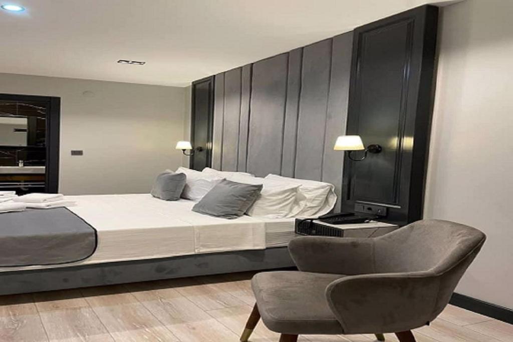 A bed or beds in a room at Express Plus Hotel