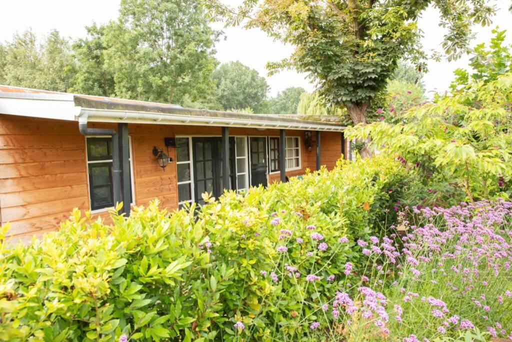 Zahrada ubytování Gezellig ruim landelijk huisje aan het water