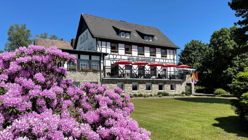 ヘレンタールにあるBoutique Hotel Restaurant Hollerather Hofのピンクの花の家
