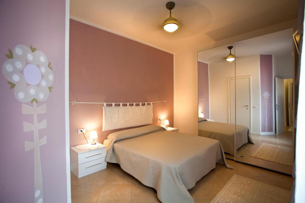 een slaapkamer met een bed en een grote spiegel bij SUITE MORGANA in San Zeno in Verona