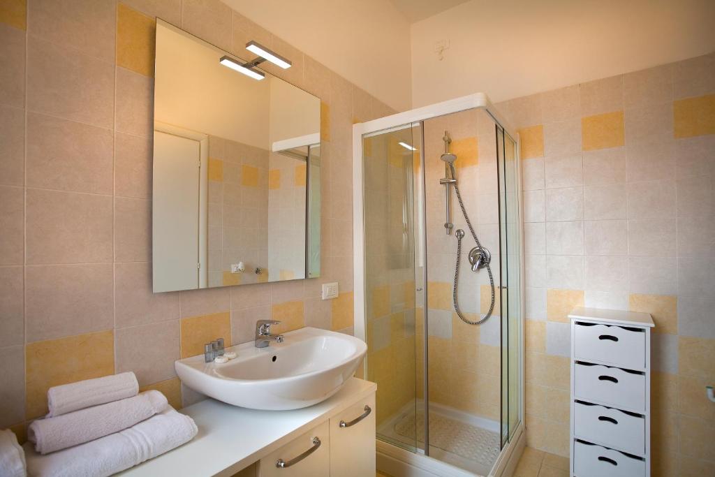 A bathroom at SUITE MORGANA in San Zeno