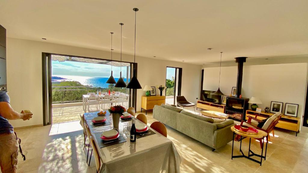- un salon avec un canapé et une table dans l'établissement Villa Fogata à l'Ile Rousse vue mer exceptionnelle, à LʼÎle-Rousse