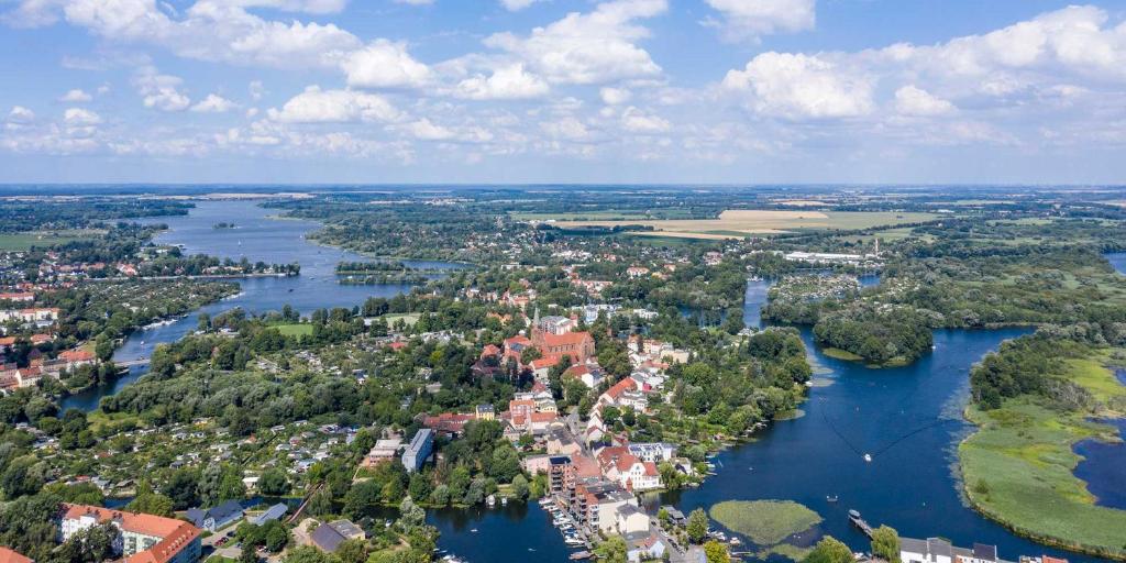 una vista aérea de una ciudad y un río en Wunderschöne Ferienwohnung en Brandenburg an der Havel