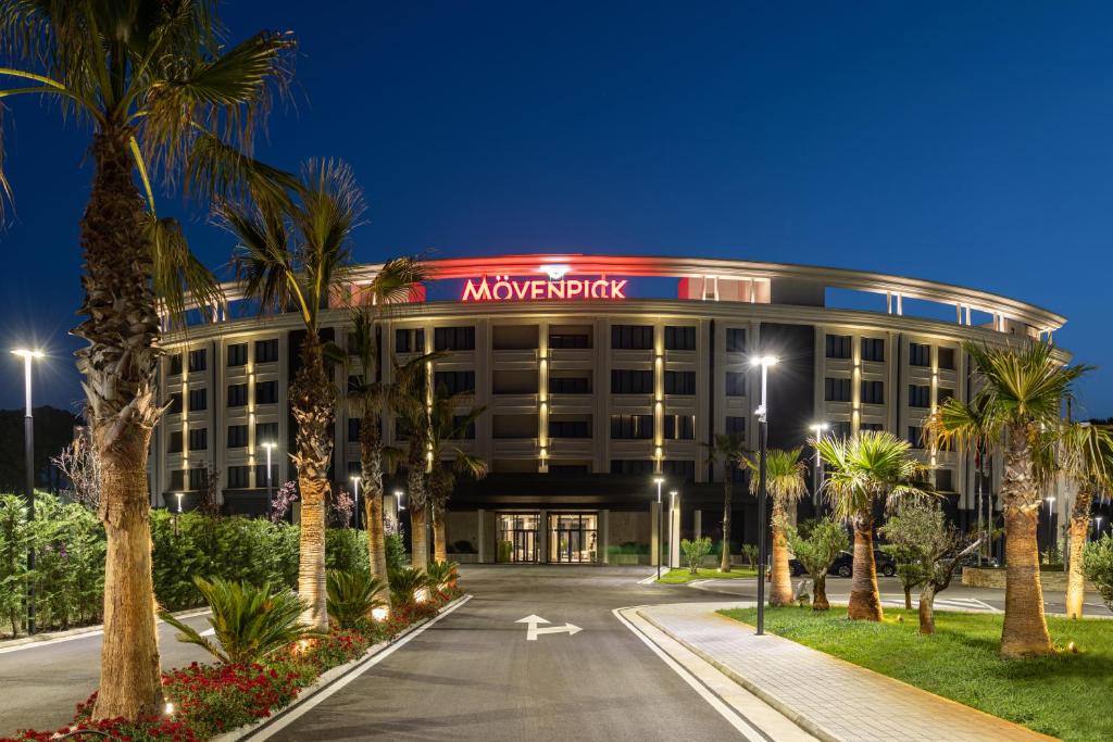 vista dell'hotel Mgm di notte di Mövenpick Hotel Lalez Durres a Durrës