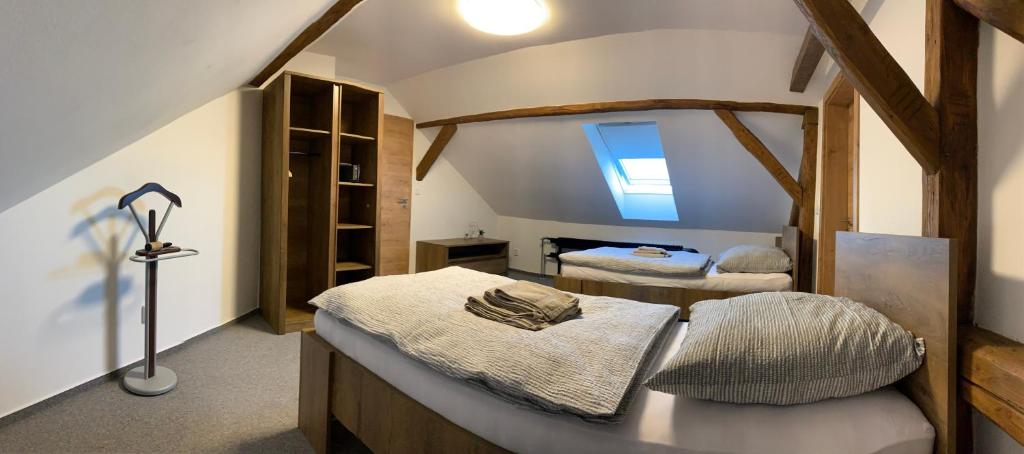 Postel nebo postele na pokoji v ubytování Kamrovec