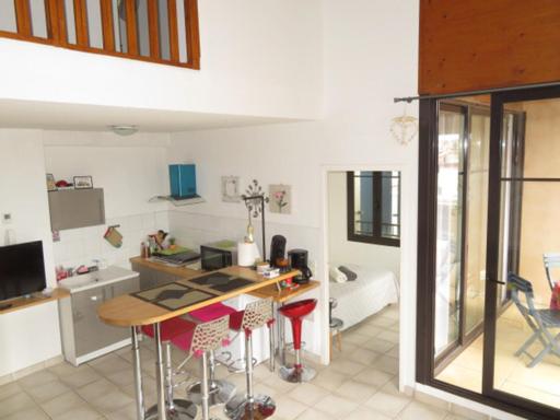 een keuken met een tafel en stoelen in een kamer bij Gruissan Village APPT Duplex 51m2 in Gruissan