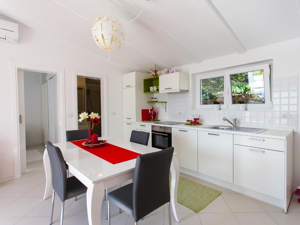 Kuchyň nebo kuchyňský kout v ubytování Sun Garden Premium Apartments