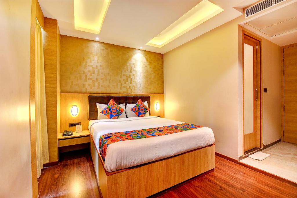 FabHotel S Comfort Inn في بانغالور: غرفة نوم بسرير كبير في غرفة
