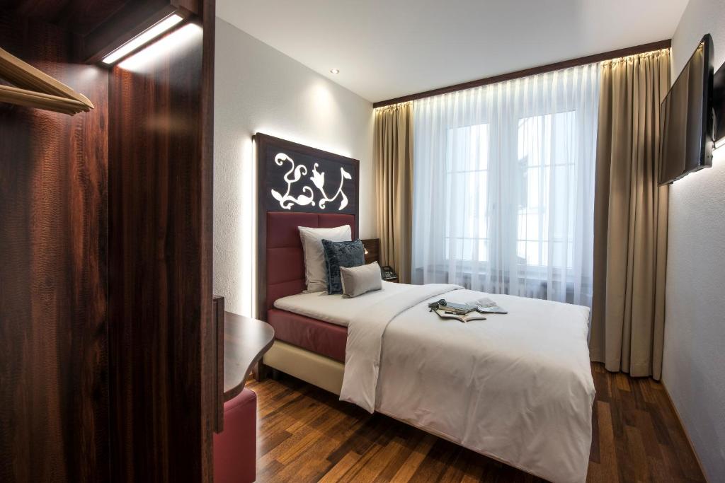 
Cozy Single Room (Small)
