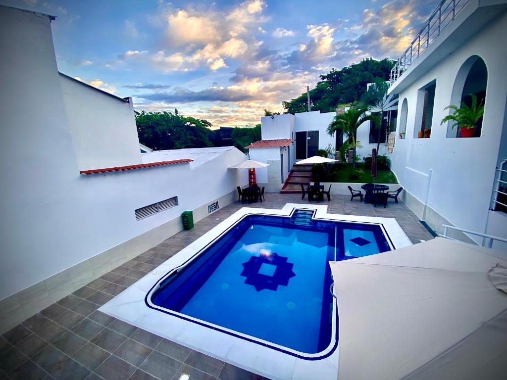 uma piscina ao lado de um edifício em Hotel La Chelita em Nilo