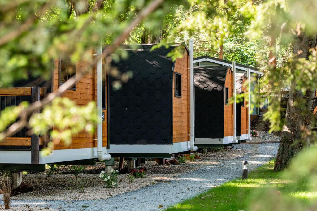 uma fila de casas de campo sentadas numa estrada de cascalho em Kintala Resort & Spa em Dungiven