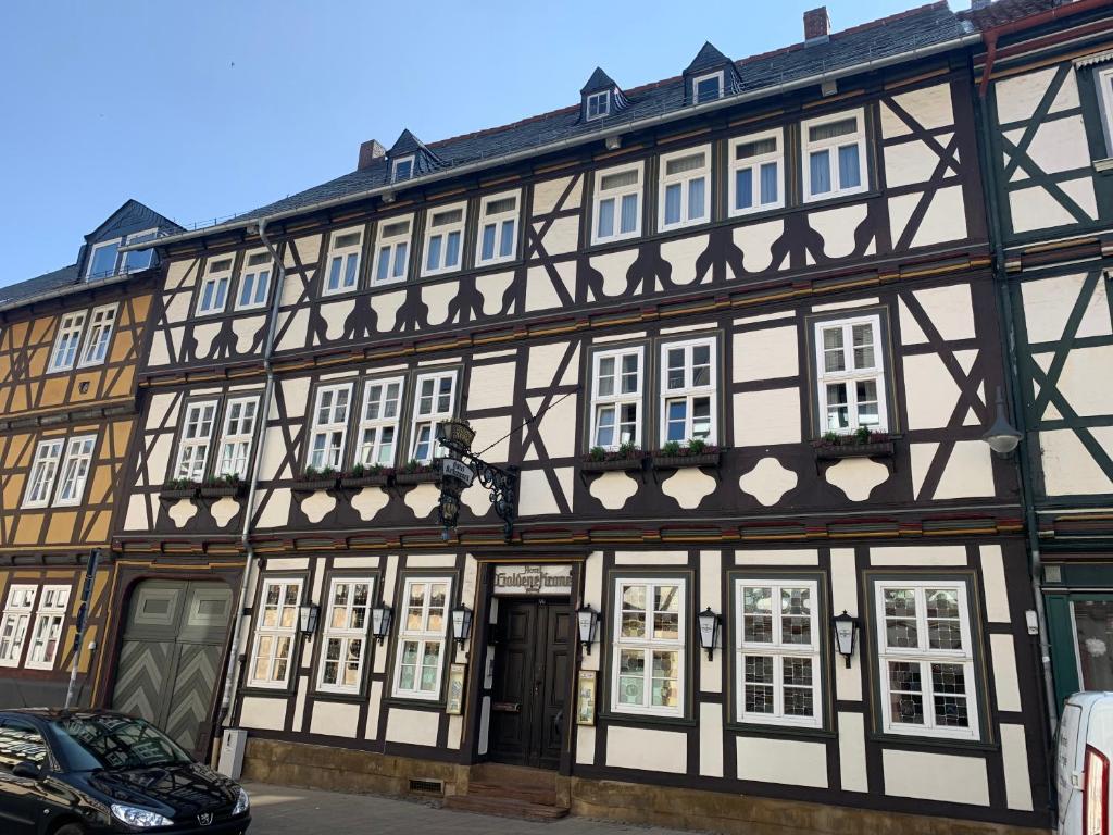 un ancien bâtiment avec des finitions en noir et blanc dans l'établissement Hotel Goldene Krone, à Goslar